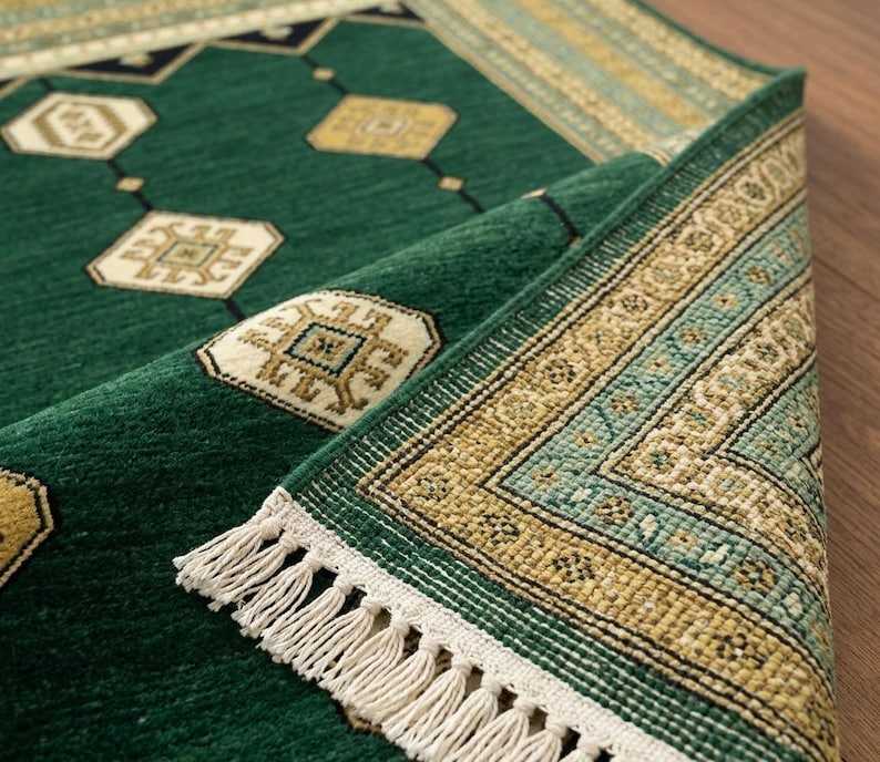 Traditional Style Hand-Knotted Rug